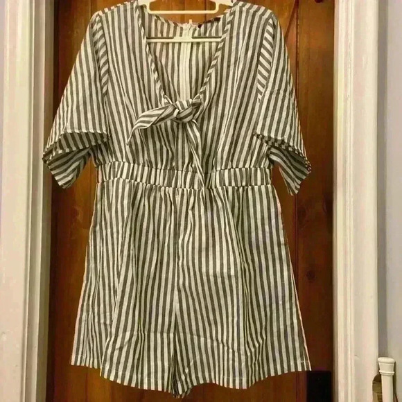 BloomChic Pants - Striped Print Pocket Knot Flutter Sleeve Jumpsuit by Bloomchic. Size 12 New